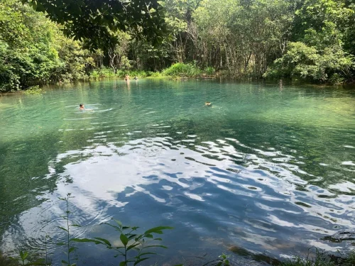 Beleza da 'Lagoa Azul' atrai visitantes, mas área em Luzimangues não é regulamentada