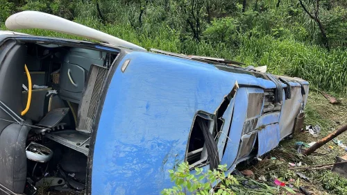 Mulher morre e nove ficam feridas após ônibus tombar na BR-153, no Tocantins