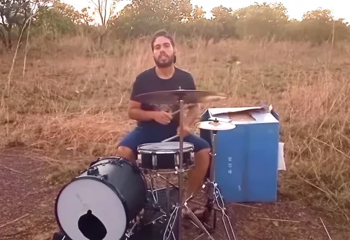 Baterista do TO ensaia no mato após vizinho chamar polícia por barulho
