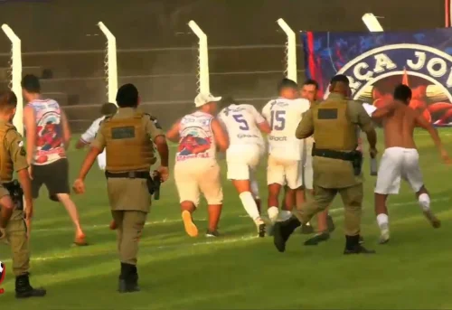 Torcedores invadem gramado após empate e causam confusão em jogo do Tocantinense