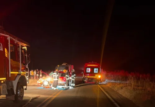 Homem morre e outro fica ferido após carro ser atingido por caminhão na TO-010