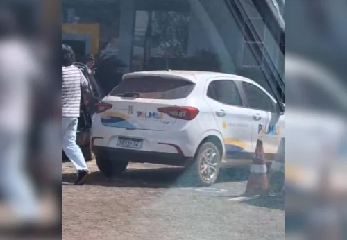 Carro da Prefeitura de Palmas é flagrado em vaga para idosos na Avenida JK