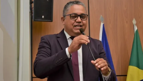 Vereador Eudes Assis pede operação tapa-buracos em quadra de Palmas