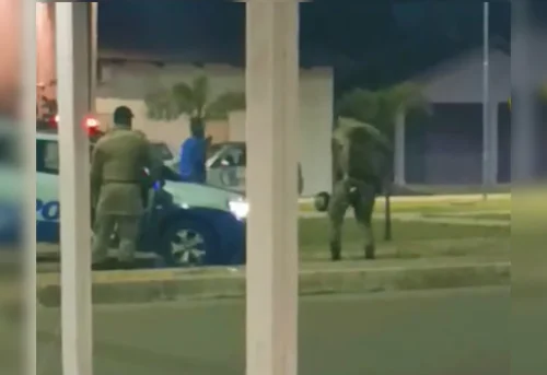 PMs despertam admiração na web ao jogar bola com crianças em Cariri