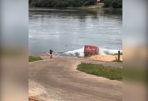 Carreta submerge no Rio Tocantins e resgate deve custar R$ 15 mil ao motorista