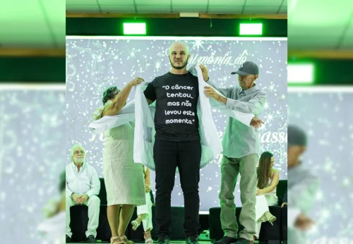 Estudante de medicina celebra jaleco com pais que venceram o câncer
