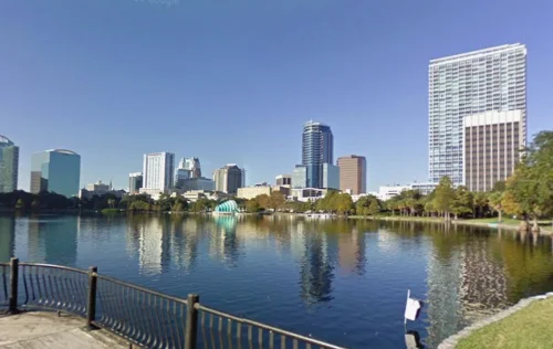 Esposa de cantor sertanejo é presa em Orlando após fuga de abordagem policial