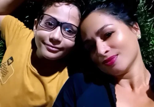 Filho de 11 anos se despede de mãe que morreu após cair de moto em Araguaína
