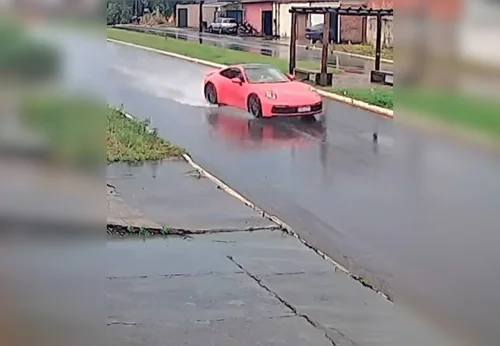 Vídeo mostra momento em que Porsche perde controle e bate em poste no Tocantins