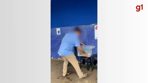 Vendedor ambulante é retirado à força de calçada de supermercado em Palmas