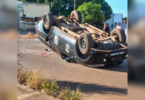 Viatura da Polícia Penal tomba após batida em cruzamento de Palmas