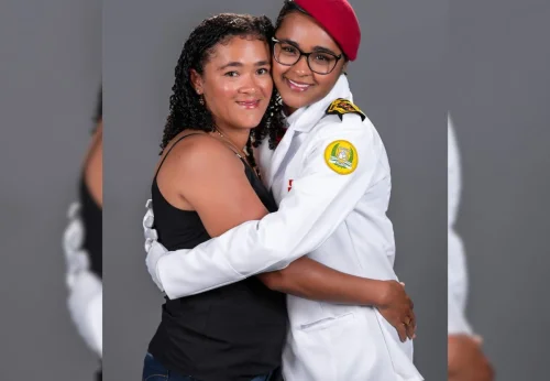 Jovem estuda na universidade onde a mãe trabalha como serviços gerais