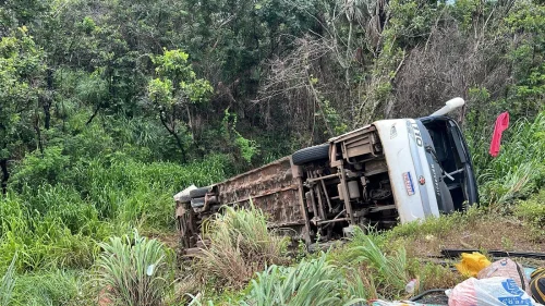 Mulher morre após ônibus tombar na BR-153; corpo é velado no Maranhão