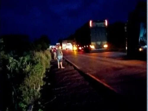 Mulher morre após acidente entre moto e caminhonete na BR-153 no Tocantins