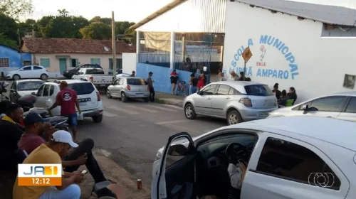 Pais dormem em fila para garantir matrículas de filhos em escola municipal no TO