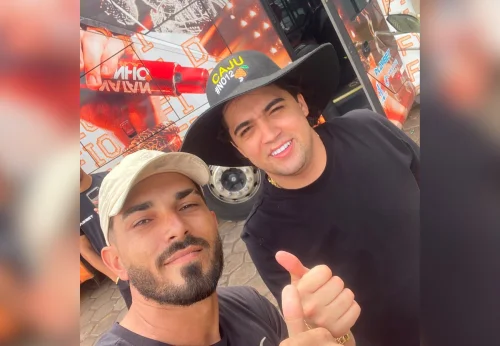 Cantor Natanzinho Lima dá R$ 1 mil a caminhoneiro para renovar CNH no Tocantins