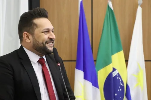 Vereador Rubens Uchoa apresenta mais de 100 requerimentos e 10 projetos de lei em sessão