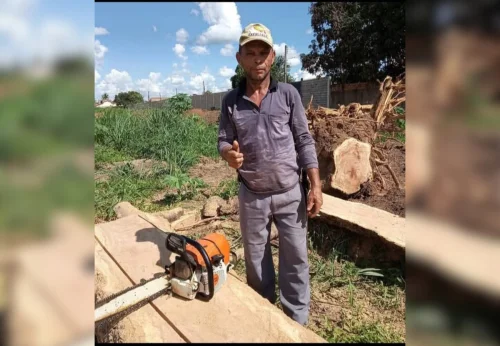 Parentes tocam modão sertanejo durante cortejo fúnebre em Gurupi