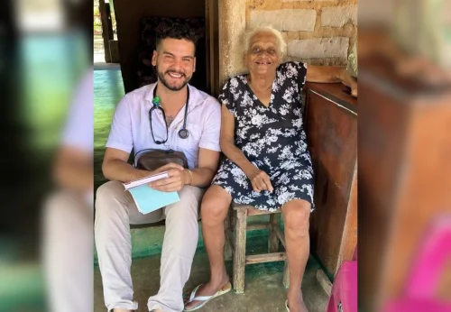 Médico homenageado por crianças se despede de comunidade rural no Tocantins após 4 anos