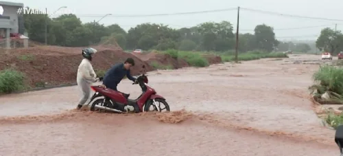 Repórter e bombeiros salvam vítimas de alagamentos durante temporal no Tocantins