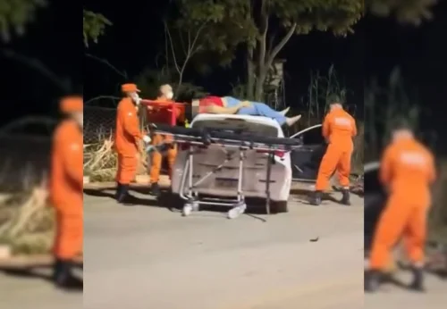 Motociclista é resgatada em cima de teto de carro após acidente em Porto Nacional
