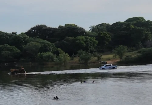 Carros tentam atravessar rio na Ilha do Bananal e ficam encalhados