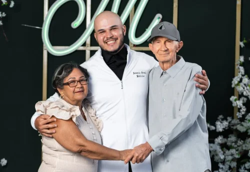 Estudante de medicina homenageia pais com câncer em cerimônia do jaleco no Tocantins