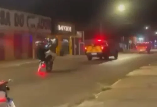 Motociclista desafia Detran-TO com 'grau' atrás de viaturas e foge em Colinas