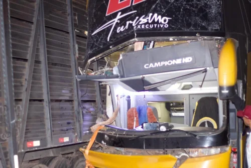 Ônibus do Águia de Marabá se envolve em acidente fatal na BR-153 no Tocantins