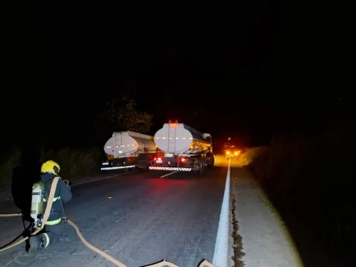 Caminhão-tanque tomba e interdita totalmente a BR-153 em Araguaína