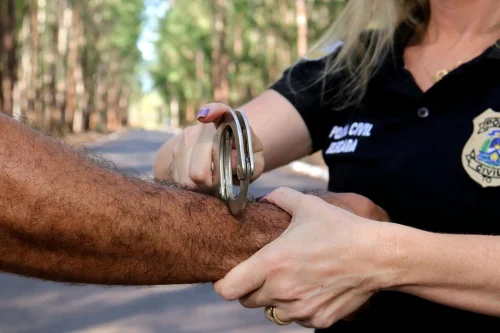 Homem é preso em Guaraí após invadir casa da ex e usar cartão para compras